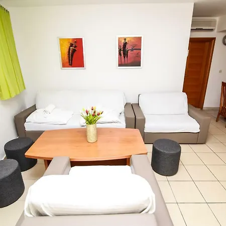 Apartament Mara *